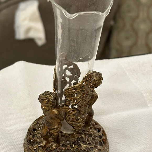 Noontidings Bud Vase Gold Tone Metal 2 Cherub Filigree Ormolu HOLLYWOOD REGENCY - Picture 9 of 10